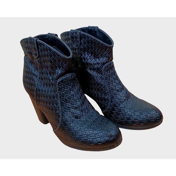 Qupid Size 7 Black Chunk Heel Pull On Women's Booties - Picture 2 of 7